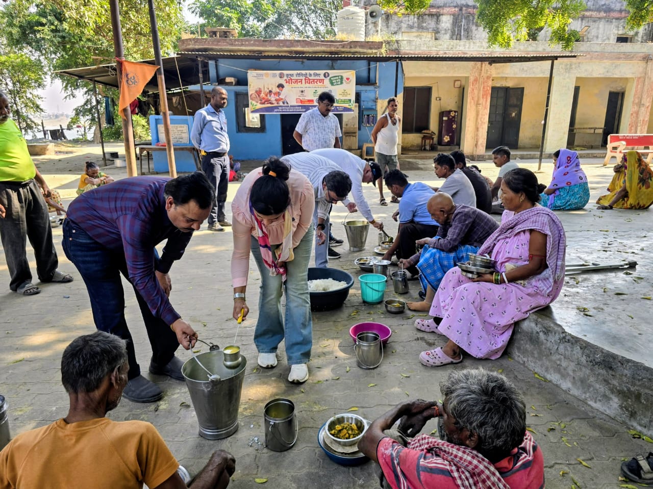 रोटरी प्रयागराज प्लेटिनम ने कुष्ठ रोगियों को भोजन वितरित कर दिया मानव सेवा का संदेश।