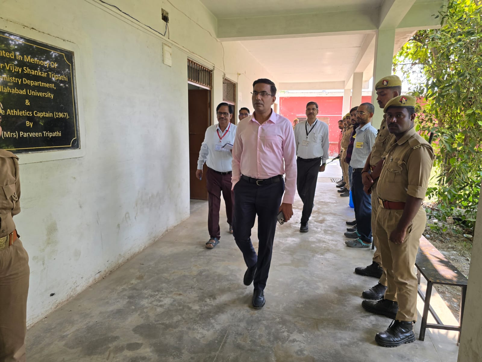 उत्तर प्रदेश विधान परिषद के इलाहाबाद-झांसी खंड स्नातक निर्वाचन क्षेत्र के द्विवार्षिक निर्वाचन-2026 के दृष्टिगत मंडलायुक्त ने किया मतदान केंद्रों का निरीक्षण।