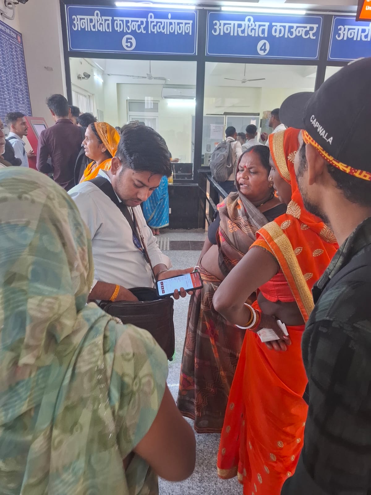 शारदीय नवरात्रि मेले में विंध्याचल स्टेशन पर यात्रियों की सुविधा के लिए विशेष व्यवस्थाएँ।
