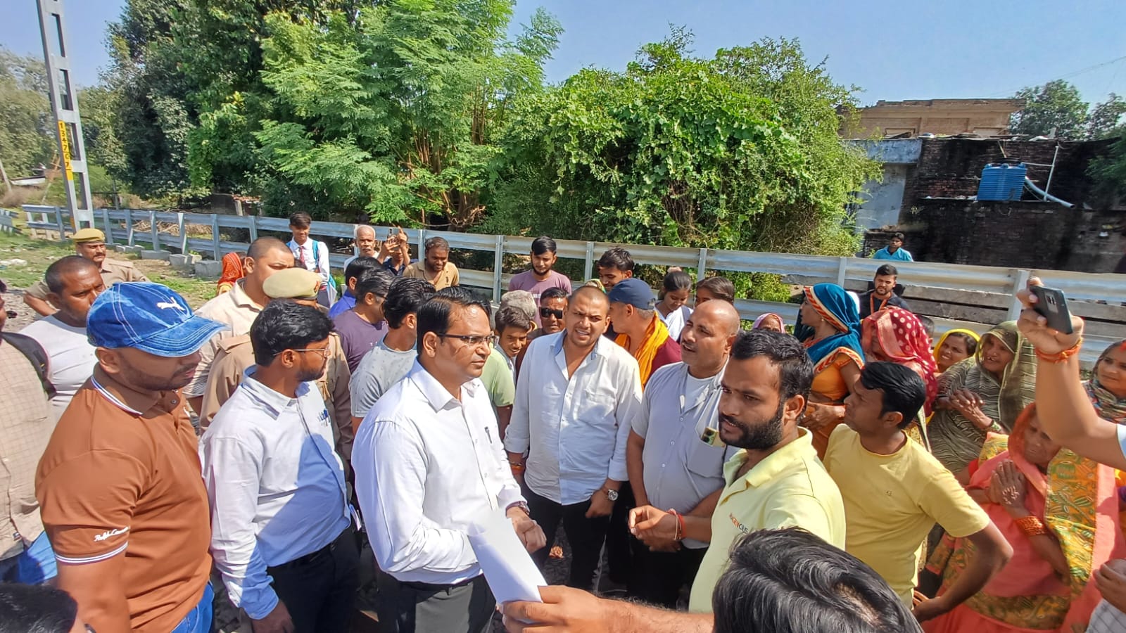 नैनी जंक्शन पर अपर मंडल रेल प्रबंधक (परिचालन) ने यात्रियों से किया सीधा संवाद।