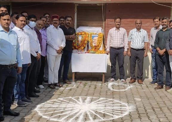 गांधी जयंती पर लोक निर्माण विभाग के अधिकारियों और कर्मचारियों ने लिया स्वच्छ, स्वस्थ भारत बनाने का संकल्प।