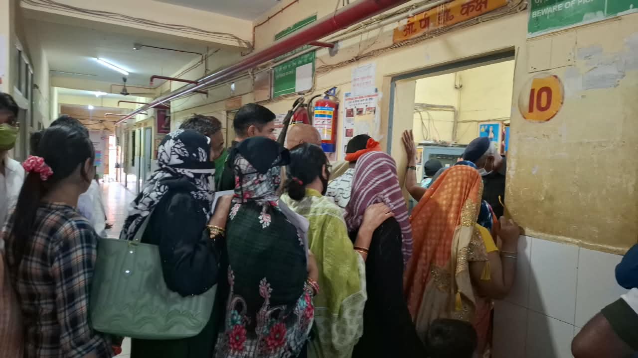 मौसम बदलते ही वायरल फीवर का प्रकोप, महिला अस्पताल में दो दिन में पहुंचे 800 मरीज।