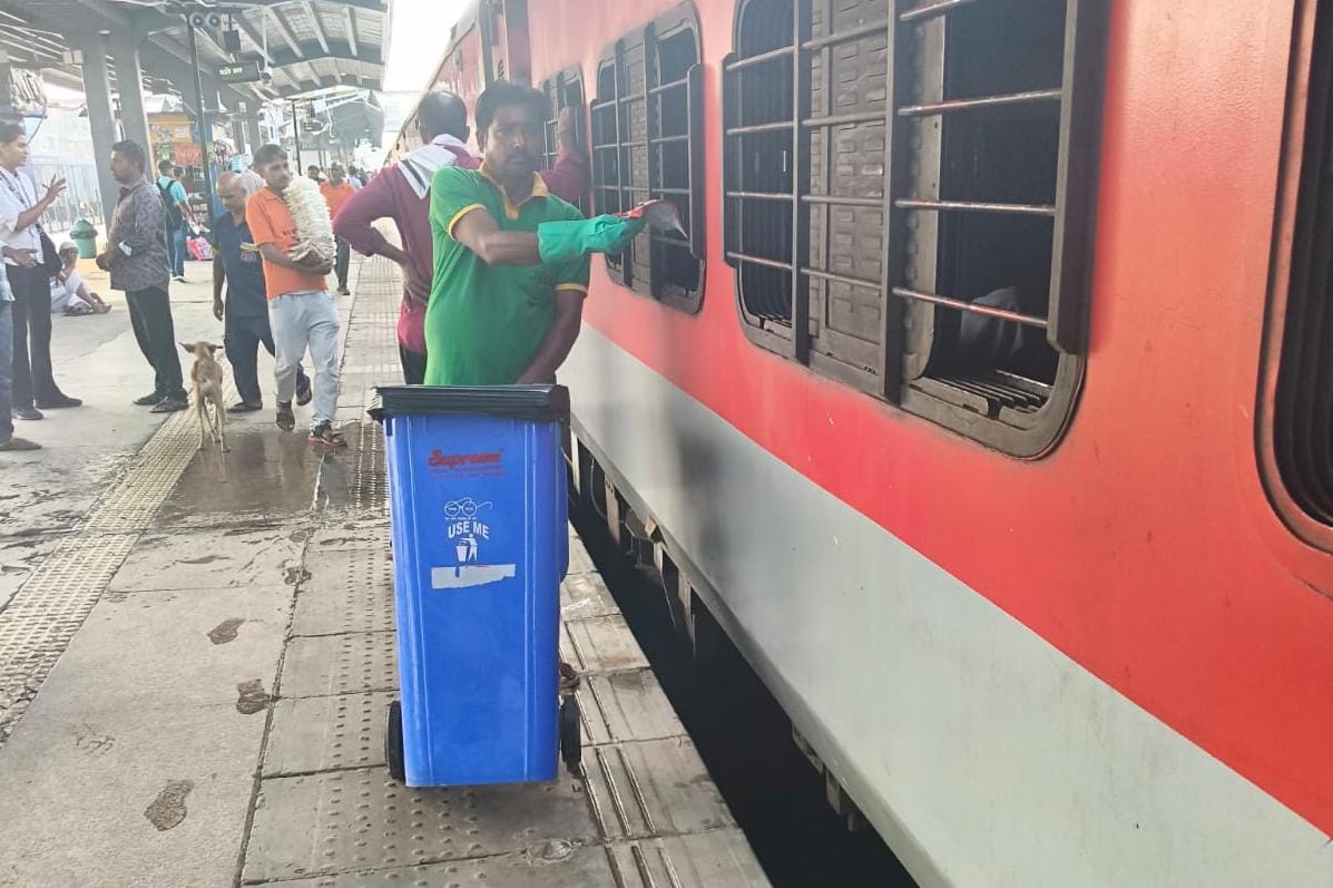 PRAYAGRAJ जंक्शन पर 'कोच-टू-कोच' चलित डस्टबिन प्रणाली और कचरा पृथक्करण पहल का हुआ सफल क्रियान्वयन।